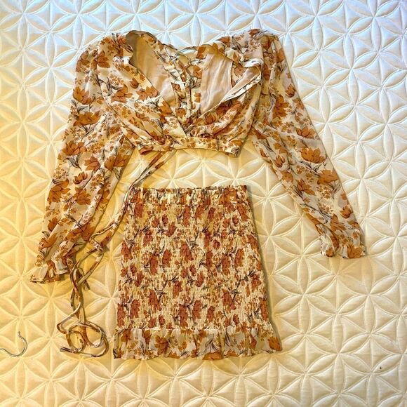 Beautiful two piece mini skirt set - Picture 3 of 11